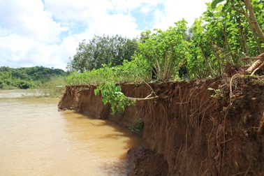 Đất vườn “lao sông” theo tàu hút cát, người dân nơm nớp lo sợ