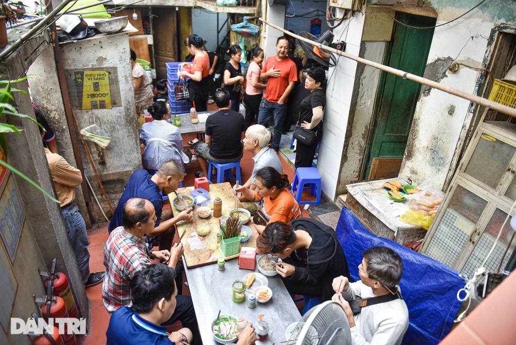 Những quán phở Hà Nội giá chỉ bằng nửa phở Thìn, khách đông nườm nượp - 1 Những quán phở Hà Nội giá chỉ bằng nửa phở Thìn, khách đông nườm nượp - 1