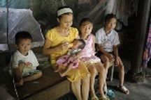 Xót xa cảnh 4 cháu nhỏ mồ côi mẹ
