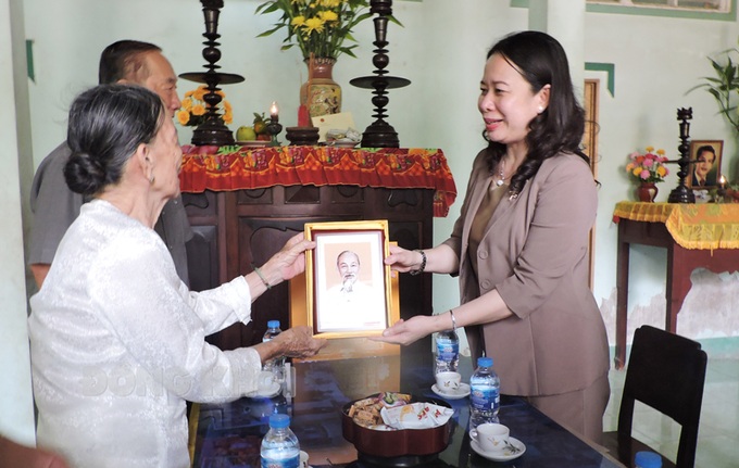 Phó chủ tịch nước Võ Thị Ánh Xuân tặng quà, di ảnh Bác cho gia đình Mẹ Việt Nam anh hùng Phạm Thị Ren.