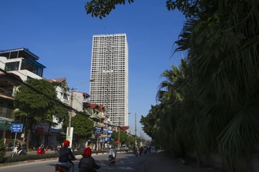 Những tòa cao ốc bỏ hoang sừng sững giữa "đất vàng" Hà Nội