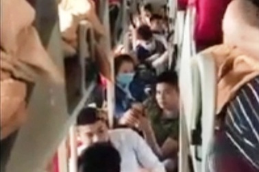 Xe khách 46 chỗ ngồi “nhồi” 80 người