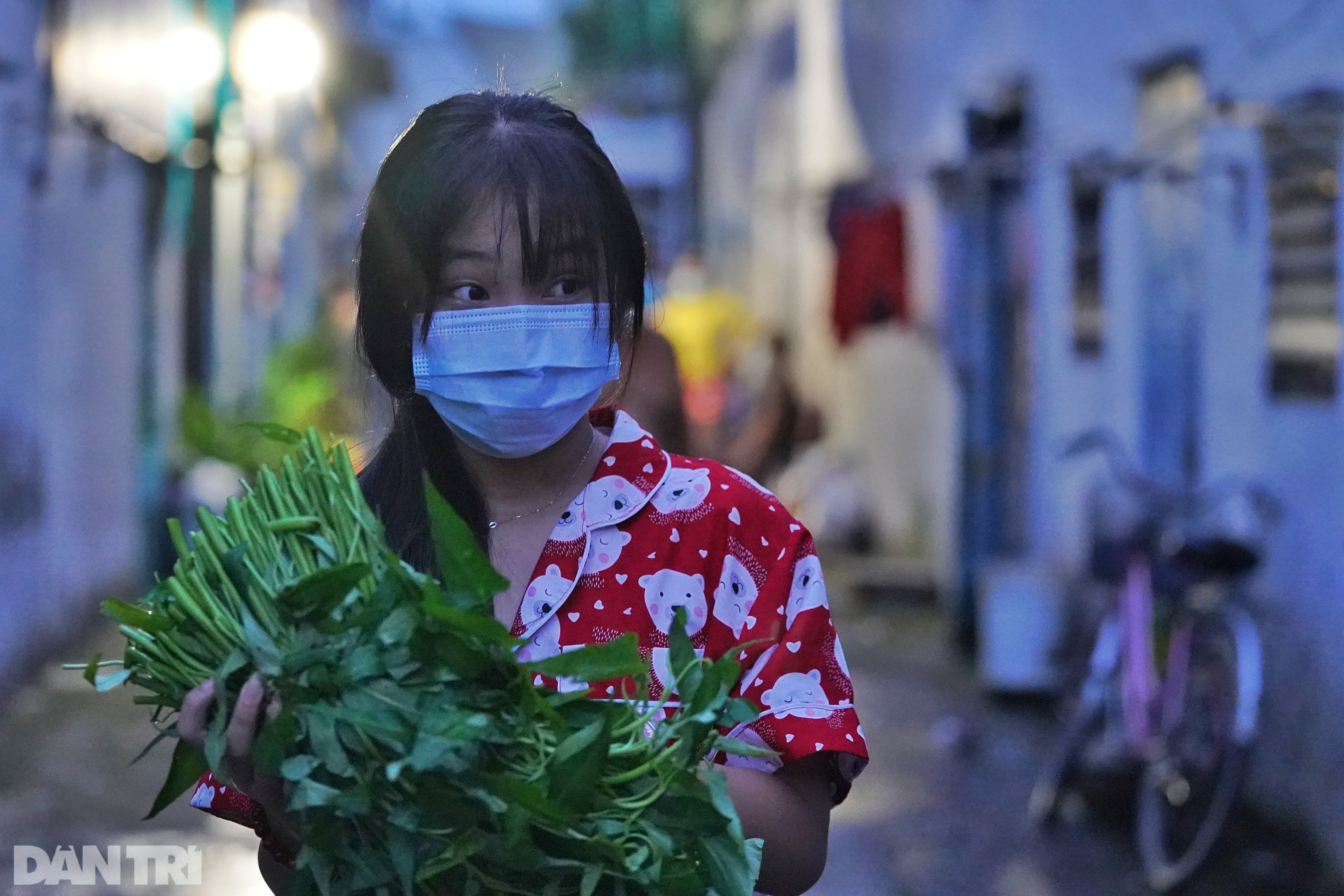 Hàng nghìn bó rau nghĩa tình gửi tặng người dân vùng dịch ở TPHCM - 14 Hàng nghìn bó rau nghĩa tình gửi tặng người dân vùng dịch ở TPHCM - 14