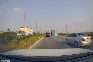 Tài xế xe khách chuyển làn bất cẩn, suýt gây tai nạn cho xe cùng chiều