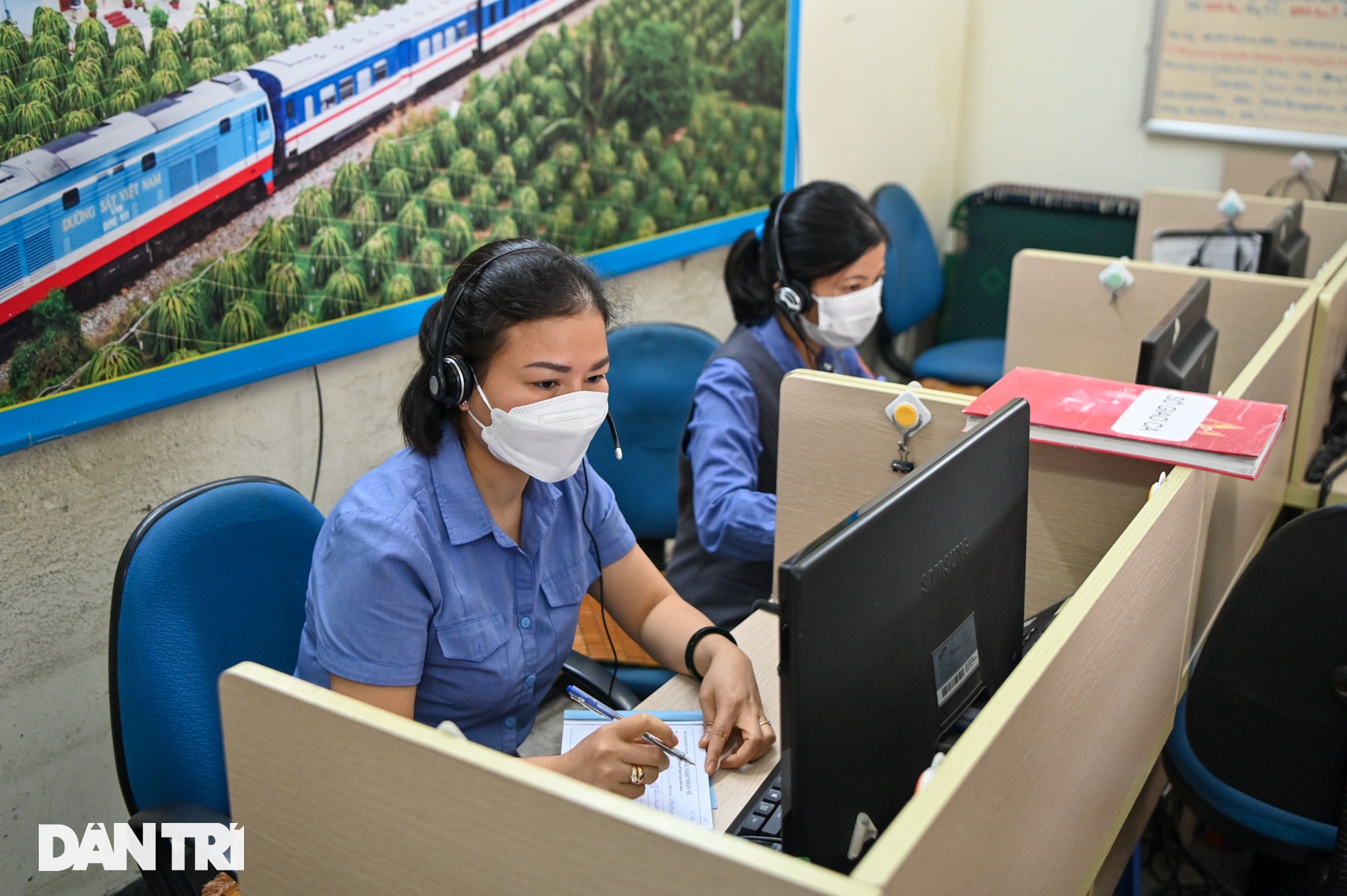 Ga Hà Nội: Hành khách phấn khởi mua vé chuyến tàu sau giãn cách đi TPHCM - 14 Ga Hà Nội: Hành khách phấn khởi mua vé chuyến tàu sau giãn cách đi TPHCM - 14