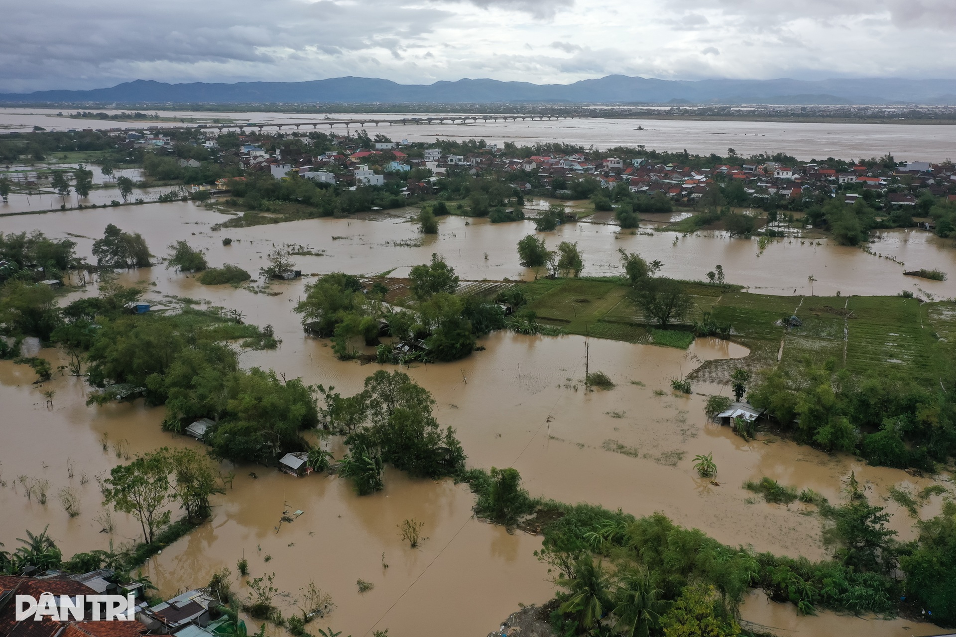 Ngày thứ ba vùng lũ Phú Yên oằn mình giữa biển nước mênh mông - 13