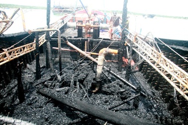Tàu cá đang neo đậu bị cháy rụi trong đêm
