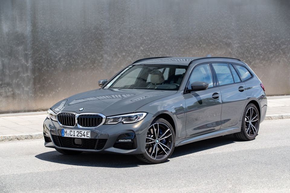 BMW bổ sung phiên bản hybrid sạc điện cho dòng 3 và 5 series - 4 BMW bổ sung phiên bản hybrid sạc điện cho dòng 3 và 5 series - 4