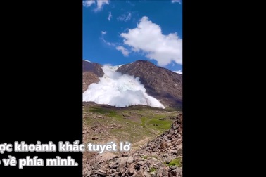 Khoảnh khắc tuyết lở bao trùm nhóm du khách đang leo núi