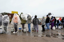 Người Texas khốn khổ vì mất điện, nước, nghị sĩ Mỹ vẫn đi du lịch