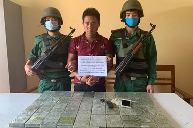 Lái xe taxi nhận chuyển 41 bánh heroin với giá 80 triệu đồng