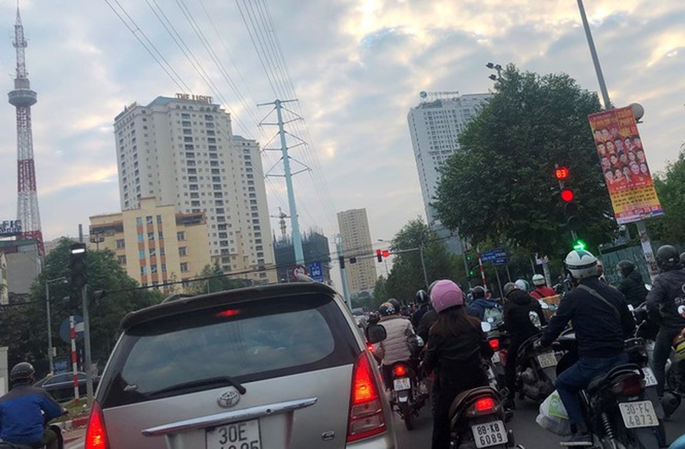 Cận cảnh cao ốc nhấn chìm con đường BT Hà Nội - 4 Cận cảnh cao ốc nhấn chìm con đường BT Hà Nội - 4