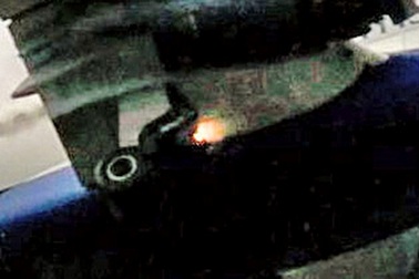 Máy bay Anh bị cháy động cơ giữa trời 