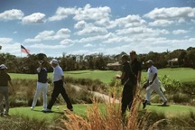 Tổng thống Trump so tài cùng Thủ tướng Nhật Bản trên sân golf