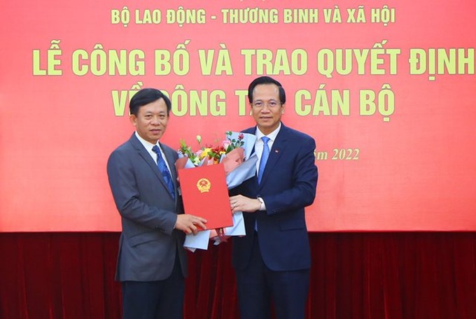 Bộ trưởng Đào Ngọc Dung trao Quyết định điều động, bổ nhiệm cho ông Trần Ngọc Túy giữ chức vụ Chánh Văn phòng Đảng, đoàn thể.