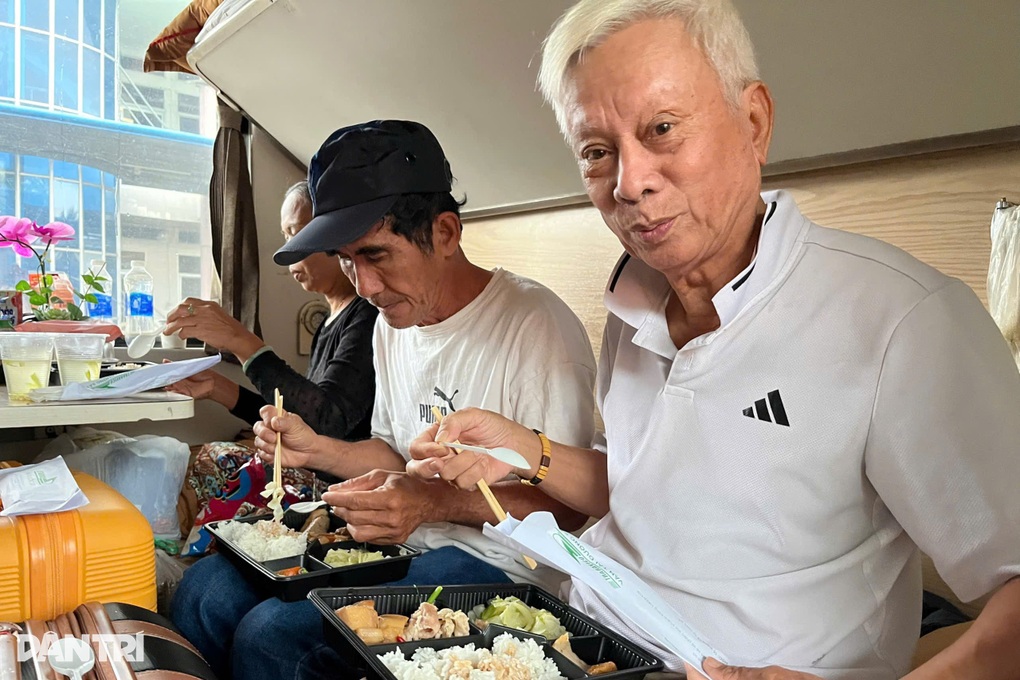 Cuộc sống ngày thứ 4 trên tàu Bắc - Nam của hành khách mắc kẹt do mưa lũ - 2