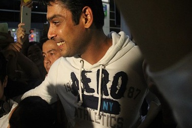 Đón ngôi sao phim "cô dâu 8 tuổi", nhiều phóng viên và người hâm mộ bị móc túi