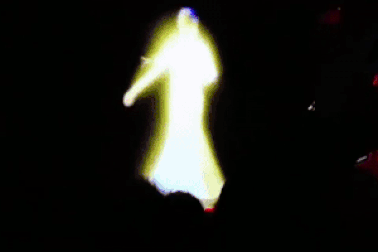 Nữ danh ca quá cố Whitney Houston... trở lại sân khấu