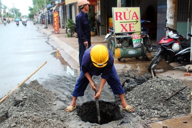 Xe du lịch chạy qua, “hố tử thần” xuất hiện