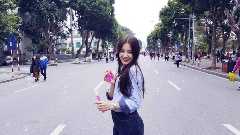 Hot girl ngoại quốc gây bão mạng khi mặc áo dài, hát See tình - 7 Hot girl ngoại quốc gây bão mạng khi mặc áo dài, hát See tình - 7