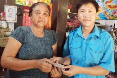 Nhiều bạn đọc tặng quà hỗ trợ cháu bé không tay không chân