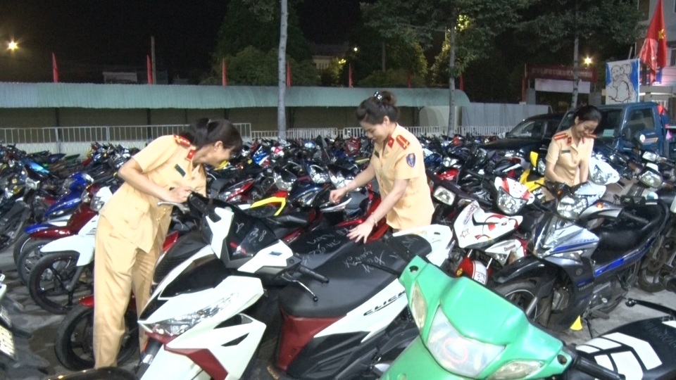 Trưởng phòng CSGT mặc thường phục chống đua xe sau trận chung kết SEA Games - 6 Trưởng phòng CSGT mặc thường phục chống đua xe sau trận chung kết SEA Games - 6