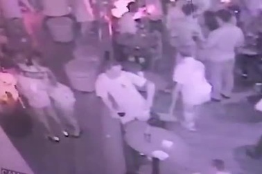 Khách Tây bị đâm trọng thương khi sàm sỡ phụ nữ trong hộp đêm