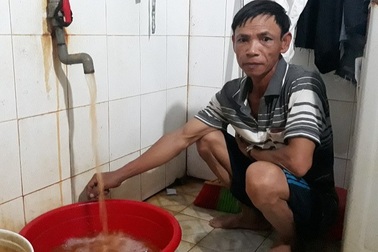 Khốn khổ cảnh người dân dùng nước đục như bùn lọc sơ để tắm, giặt quần áo