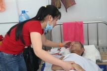 Con gái ngã quỵ trước cảnh cha xuất huyết não, sống thực vật