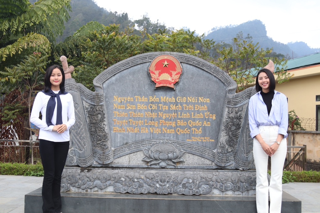 Á hậu Đào Thị Hiền tự tay vẽ tranh tặng trẻ em vùng cao - 4 Á hậu Đào Thị Hiền tự tay vẽ tranh tặng trẻ em vùng cao - 4