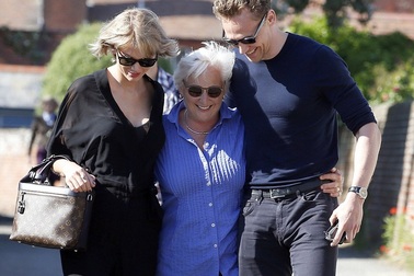 Taylor Swift rạng rỡ đi chơi cùng mẹ người yêu