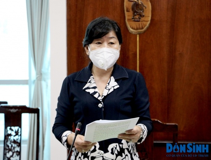 Bà Nguyễn Hồng Mai, Giám đốc Sở LĐ-TB&XH Long An báo cáo với Thứ trưởng và Tổ công tác về công tác phòng, chống dịch Covid-19, đảm bảo an sinh xã hội theo Nghị quyết 68/NQ-CP và Quyết định 23/2021/QĐ-TTg.