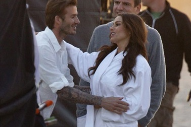 Beckham tươi cười bên người đẹp Sofia Vergara