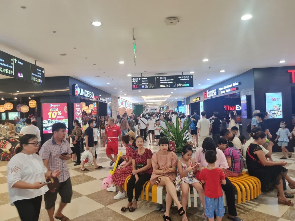 Các TTTM Vincom đông nghịt khách dịp nghỉ lễ 2/9 - 3 Các TTTM Vincom đông nghịt khách dịp nghỉ lễ 2/9 - 3