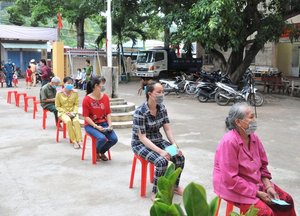 Sáng nay tôi gọi con cháu dậy sớm đi bầu cử - 5 Sáng nay tôi gọi con cháu dậy sớm đi bầu cử - 5