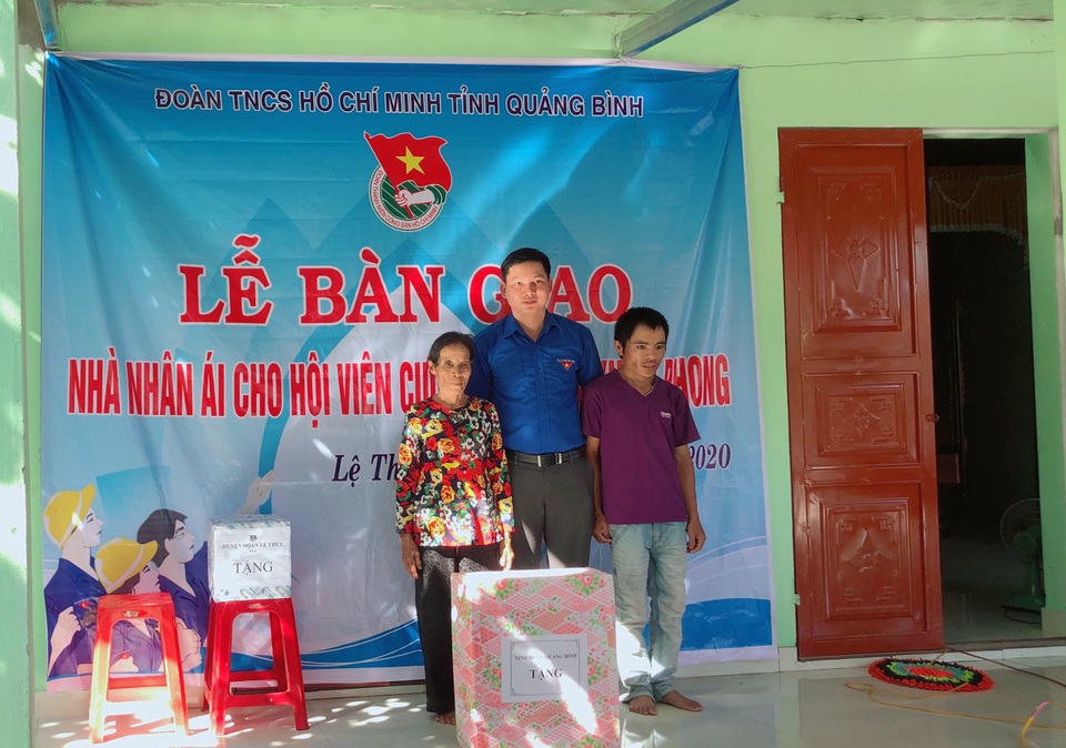 Bàn giao nhà nhân ái cho cựu TNXP có hoàn cảnh khó khăn - 2 Bàn giao nhà nhân ái cho cựu TNXP có hoàn cảnh khó khăn - 2
