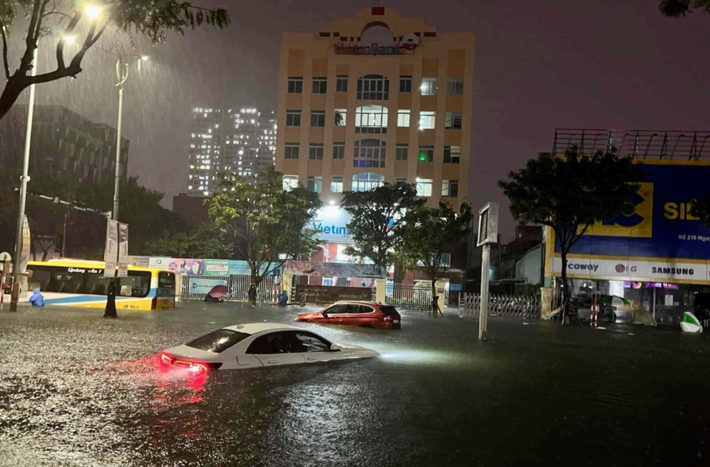 Mưa trắng trời, người dân Đà Nẵng chật vật lội nước về nhà - 3 Mưa trắng trời, người dân Đà Nẵng chật vật lội nước về nhà - 3