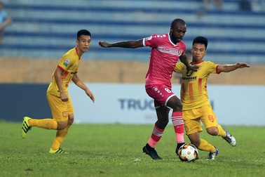 Thắng trận cuối lượt đi V-League, Nam Định vẫn đứng cuối bảng