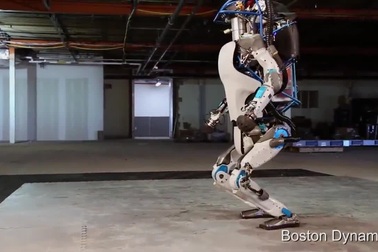 Robot Atlas khoe khả năng di chuyển bằng 2 chân cực kỳ ấn tượng