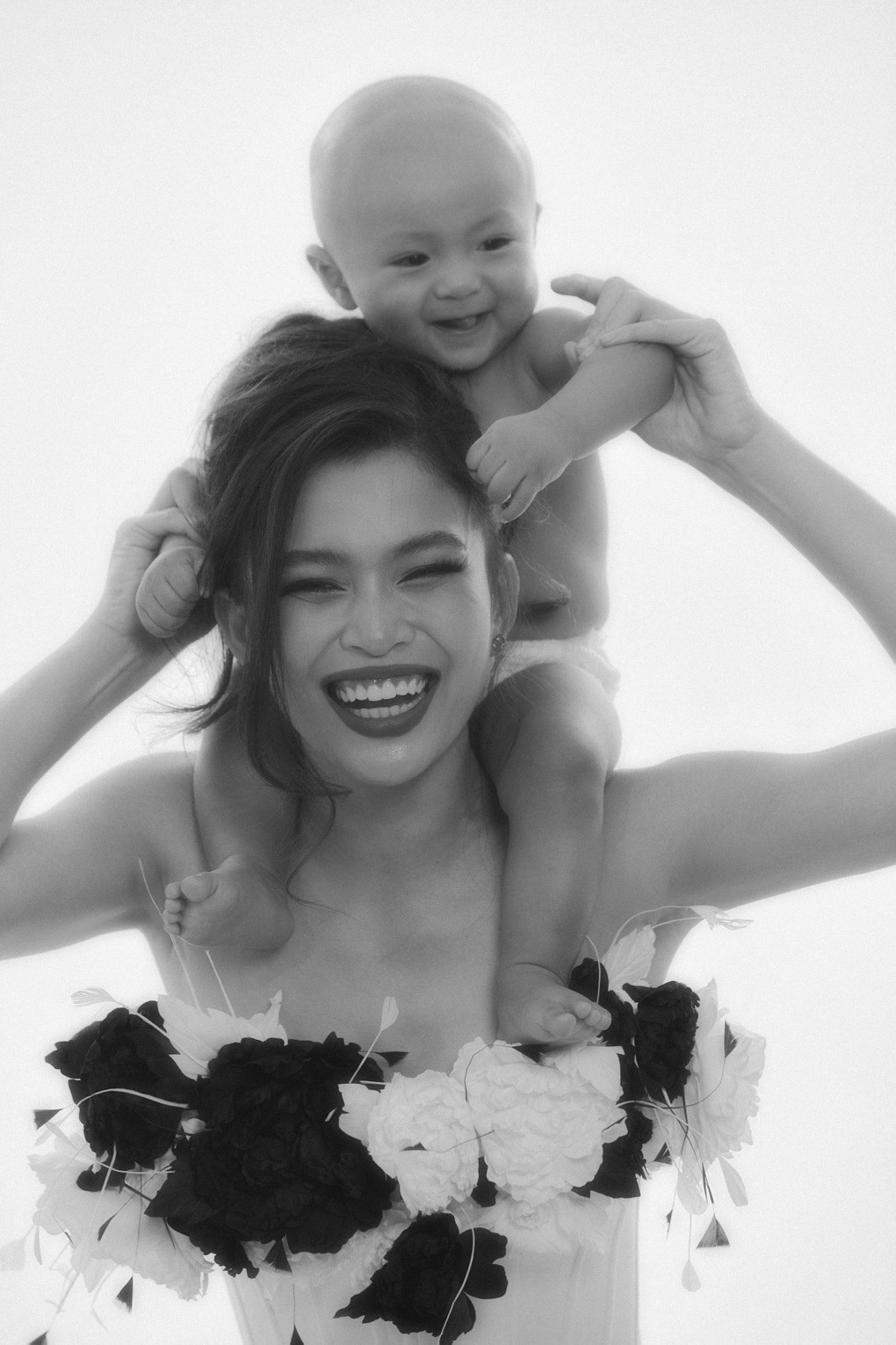 Mâu Thủy chụp ảnh cùng con trai 8 tháng tuổi, khoe bụng phẳng lì sau sinh - 4 Mâu Thủy chụp ảnh cùng con trai 8 tháng tuổi, khoe bụng phẳng lì sau sinh - 4