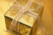 Chiếc hộp được gói giấy màu vàng