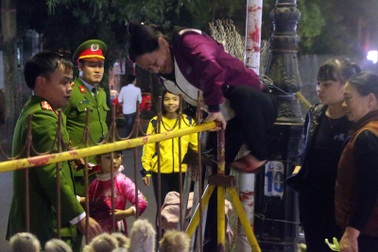 Dòng người ken đặc trước giờ Khai ấn đền Trần