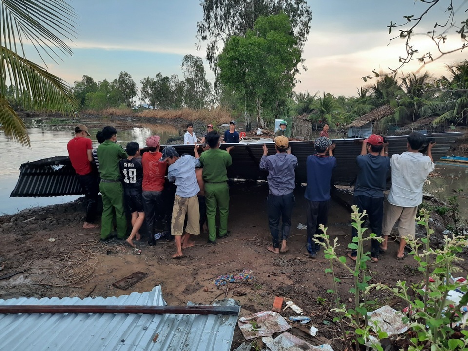 Lốc xoáy quét qua, cuốn phăng hàng chục căn nhà - 5 Lốc xoáy quét qua, cuốn phăng hàng chục căn nhà - 5