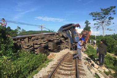 Máy đào đất "tông" tàu SE3, hàng trăm hành khách hú vía