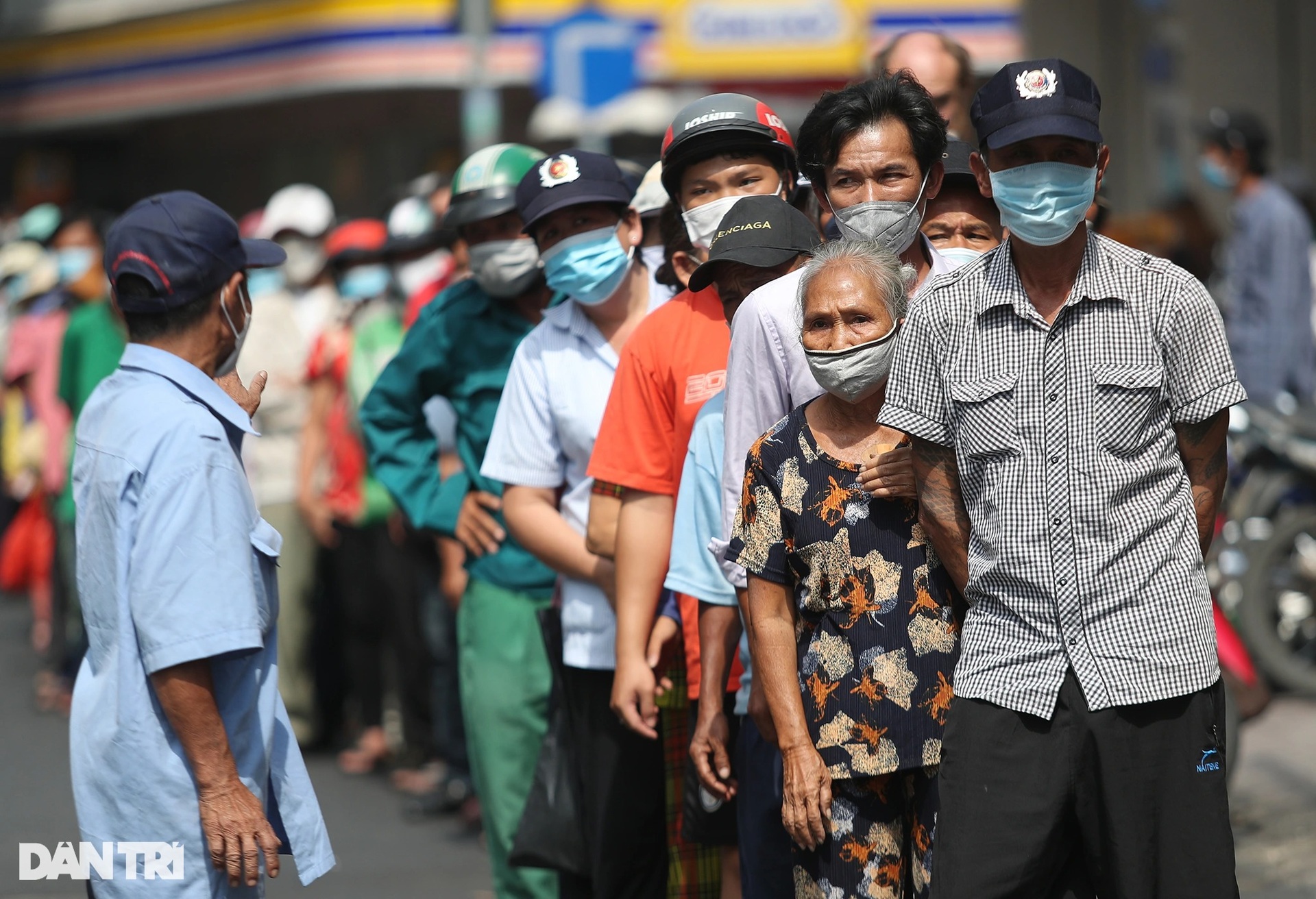 Người dân TPHCM xếp hàng dài chờ nhận thanh long miễn phí - 5