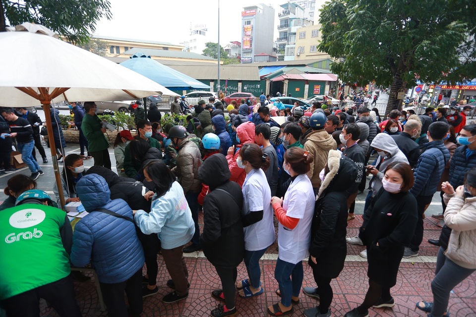 Hàng trăm người dân đội mưa xếp hàng nhận khẩu trang miễn phí - 3