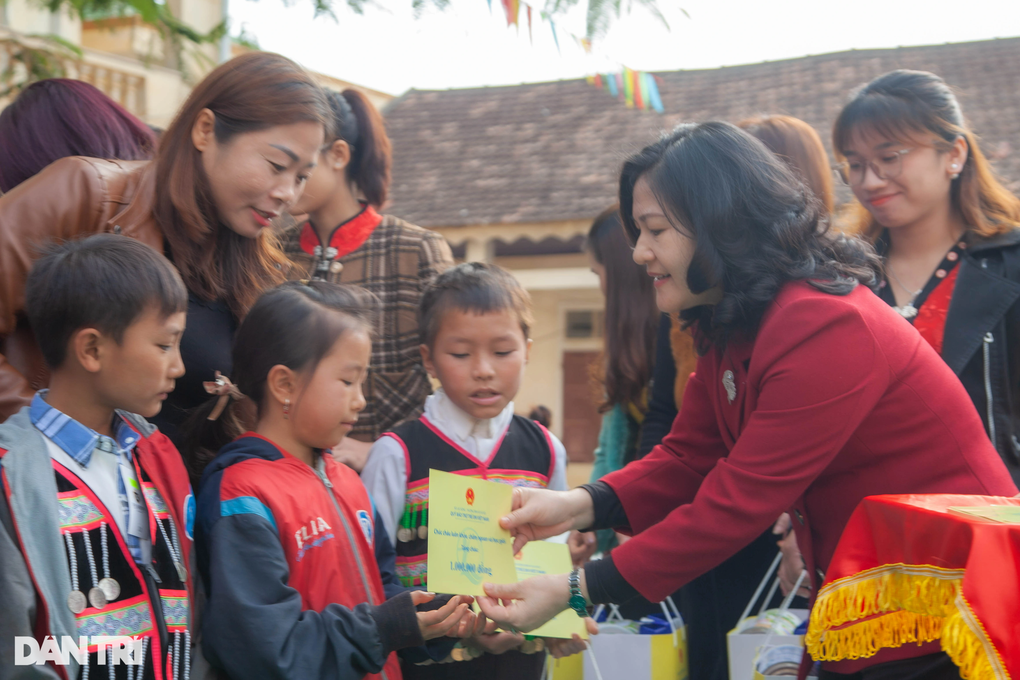 Thứ trưởng Nguyễn Thị Hà thăm và tặng quà tại huyện biên giới Nghệ An - 2 Thứ trưởng Nguyễn Thị Hà thăm và tặng quà tại huyện biên giới Nghệ An - 2