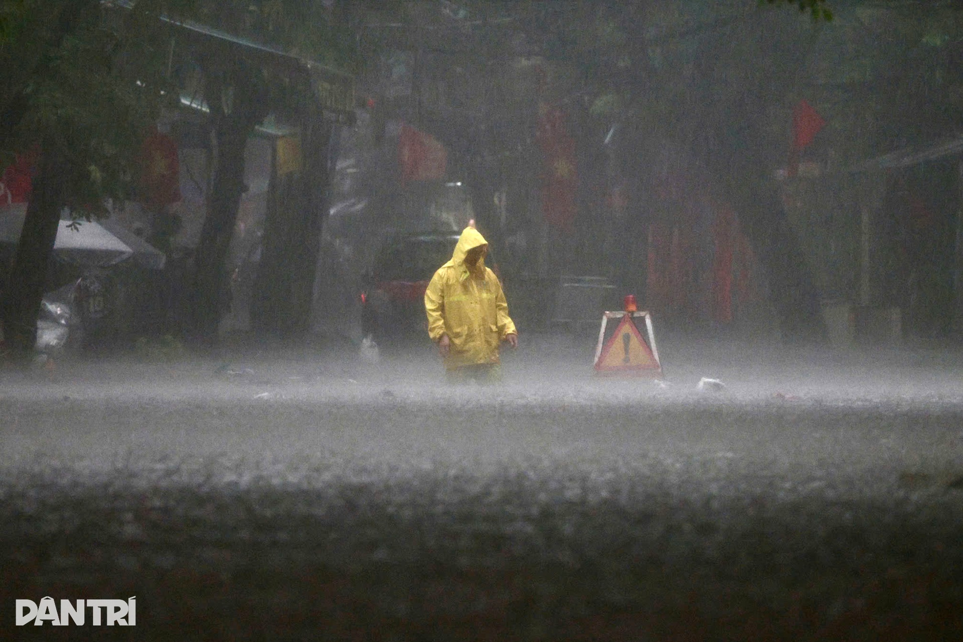 Người và xe bơi trong dòng nước ngập sâu ở Hà Nội - 1 Người và xe bơi trong dòng nước ngập sâu ở Hà Nội - 1
