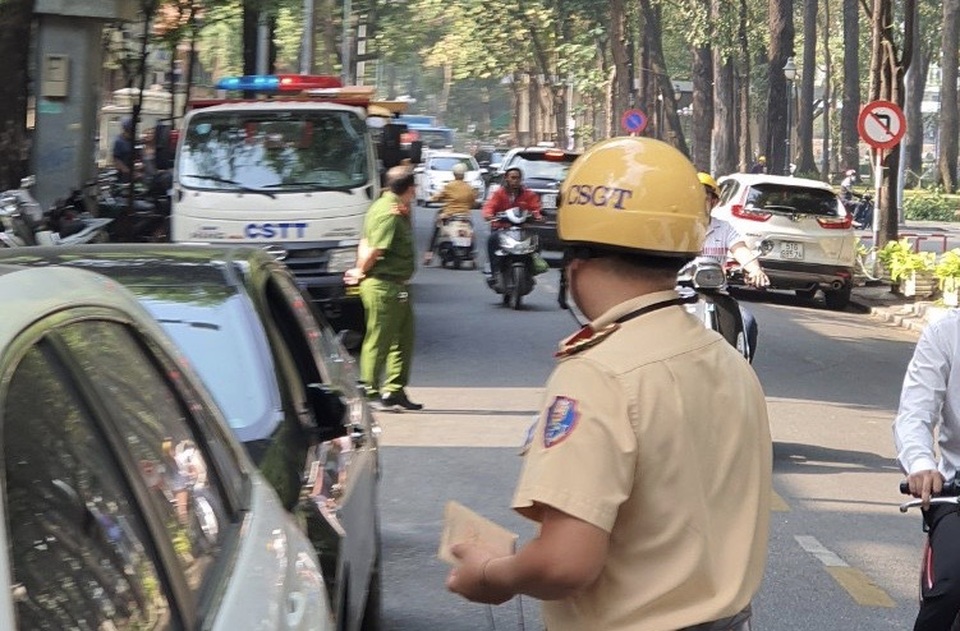 Hàng trăm ô tô cùng bị xử phạt ở trung tâm Sài Gòn - 13 Hàng trăm ô tô cùng bị xử phạt ở trung tâm Sài Gòn - 13