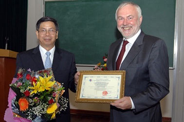 “Messi” của toán học 7 lần đến VN